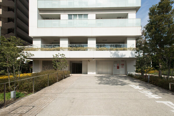 2か所の駐車場出入り口を設け、快適なカーライフに配慮。		