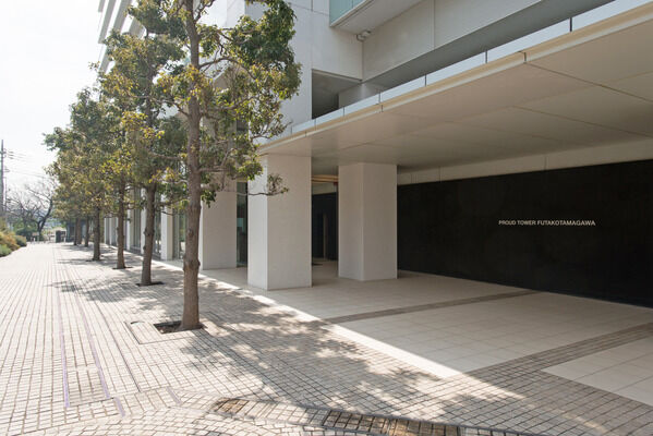 暖かな木漏れ日が降り注ぐ、ぬくもり溢れるエントランス。		