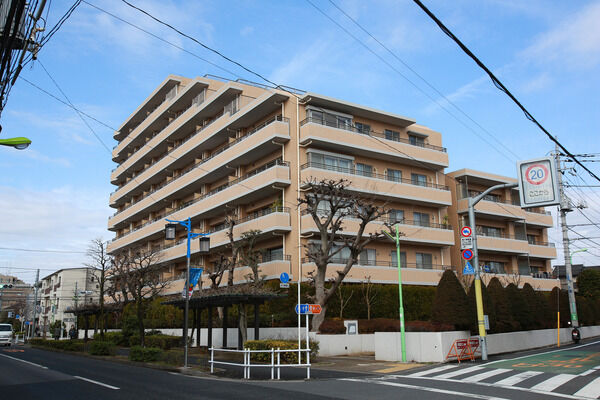 【弦巻パークホームズ】四季の薫りたつ佇まいを描く、20種以上の多彩な樹木を植栽。