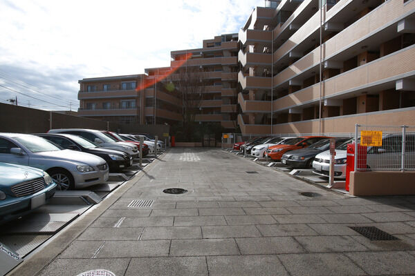 敷地内にある55台分の機械式駐車場。