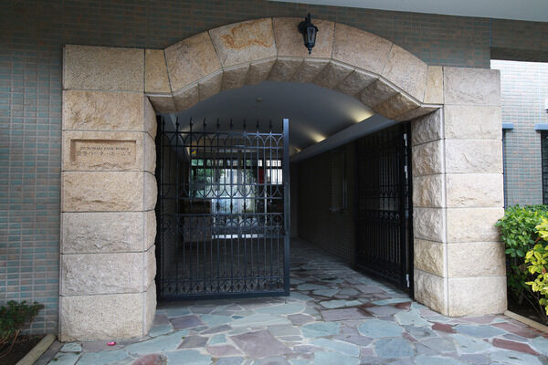 華やかな門扉、重厚感のある石門。芸術的とも言えるエントランスです。		