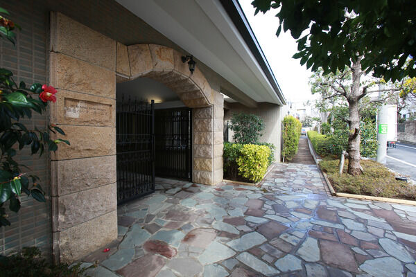 ヨーロッパの庭園を思わせるアプローチ。ほっとする温もりがあります。		