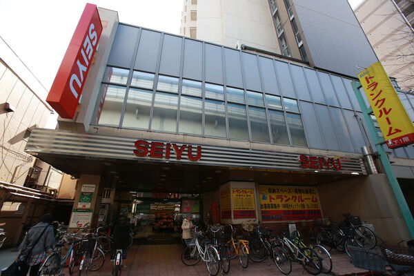 買い物に便利な「西友駒沢店」は約830m（徒歩11分）。