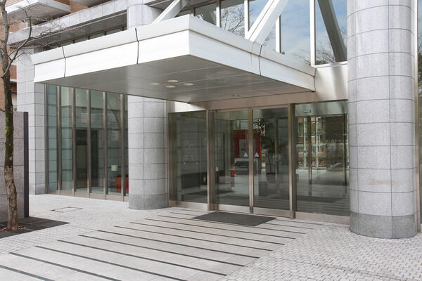 自然光をたっぷりと取り入れたガラス張りの明るいエントランス。		