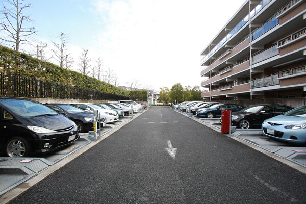 142台収容の駐車場を敷地内に設置。 142台収容の駐車場を敷地内に設置。