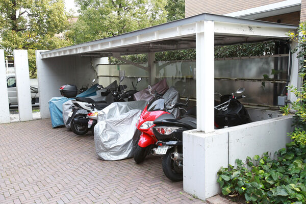 258台収容の自転車置場の一部には、バイクの設置も嘉納。