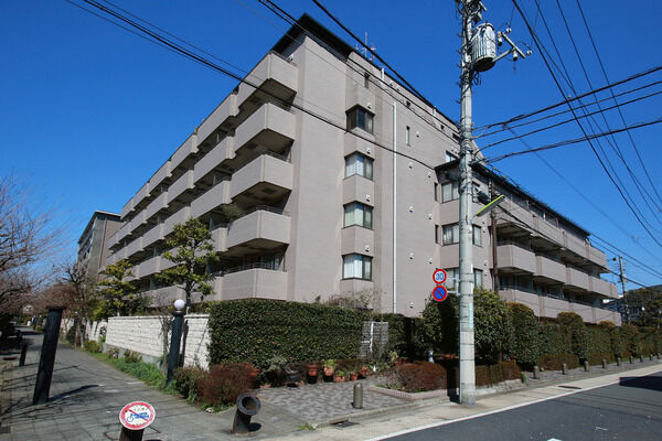 【パークコート弦巻】外壁には高級タイルと砂岩で装った地上7階建て。		