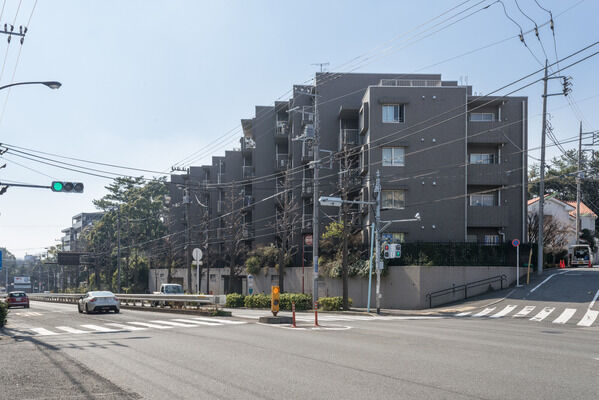 【パークハイム等々力三丁目】南面住戸を雁行にセットバックすることで、建物の表情がリズミカルに。