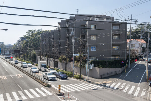 【パークハイム等々力三丁目】緩やかな坂に連なる石積み風擁壁は、玉川神社との景観の連続性を意識。
