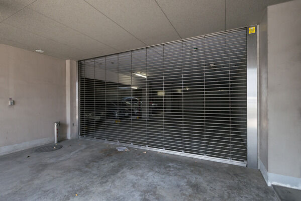 屋内には10台収容の駐車場を設置。