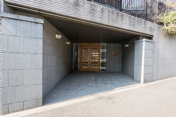 エントランスドアには、ぬくもりのある木製の扉を使用。