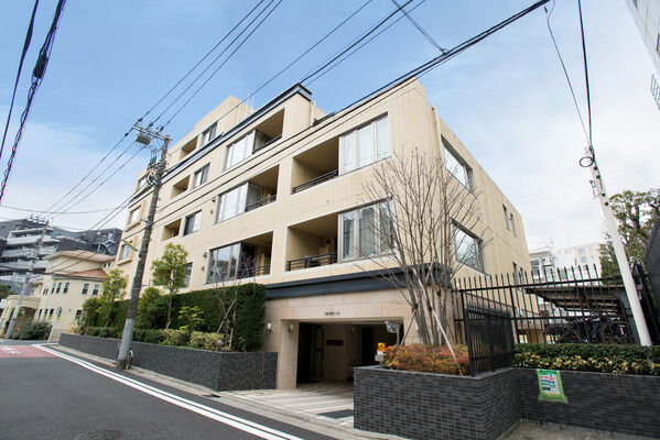 【パークコート学芸大学レーヴィス】閑静な住宅街に佇む地上6階建ての低層レジデンス。