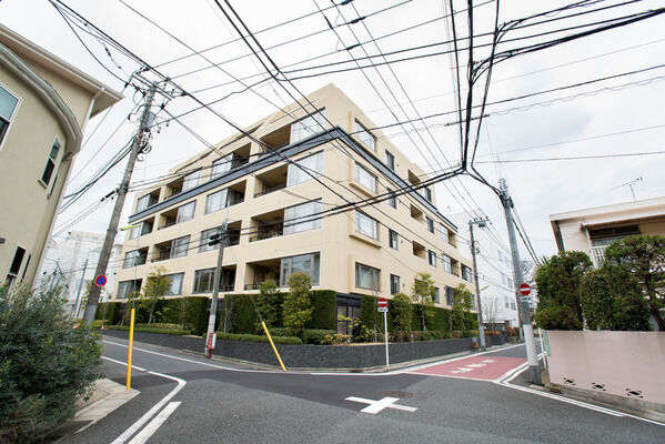 【パークコート学芸大学レーヴィス】車通りが少ない東南角地。静かで落ち着いたロケーションです。