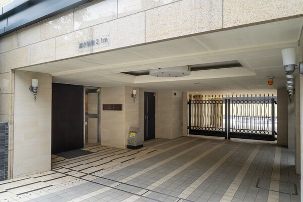 私邸への期待感が高まるエントランス。