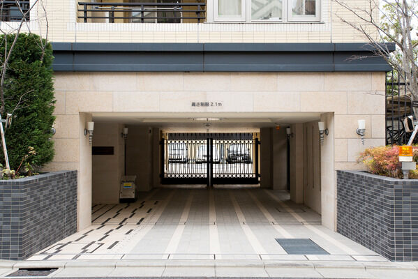 スウィングゲートの先に16台収容の駐車場を用意。