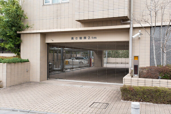 駐車場入り口はリモコンゲートシャッターを装備。関係者以外の侵入を阻止します。