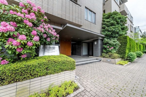 メインエントランス。夜間は温かみのあるライティングで家路につく人を迎えます。