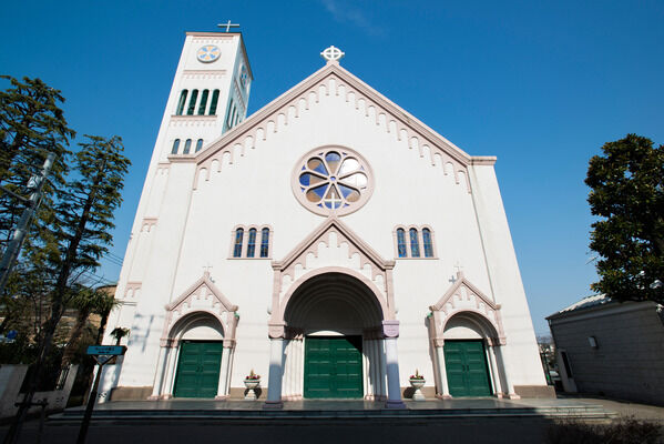 荘厳な佇まいを見せる「サレジオ教会」は、約1,900m（徒歩24分）。