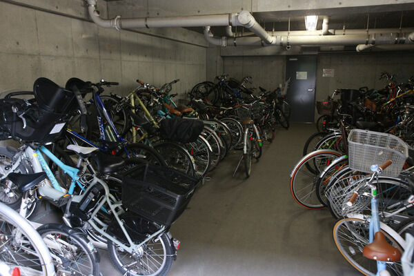 エントランスの隣に59台収容の駐輪場を備えています。		