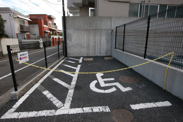 身障者用に平面式駐車場も備えています。		