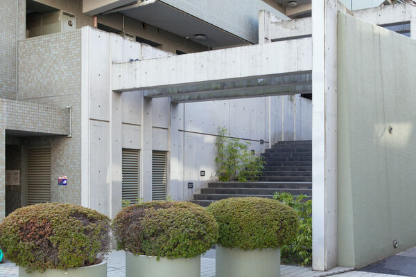 【世田谷船橋パークホームズ】エントランスのアプローチ部分にはゆるやかで広々とした階段が上質さを演出。 【世田谷船橋パークホームズ】エントランスのアプローチ部分にはゆるやかで広々とした階段が上質さを演出。