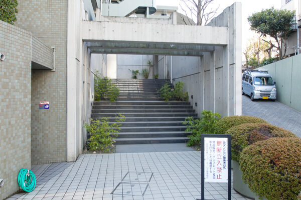 【世田谷船橋パークホームズ】外部通路から玄関ドアまでの間には、約1,500mmの奥行のアルコープを設置。