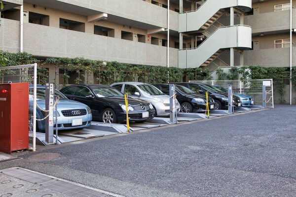34台分の機械式自動車駐車場を設置。