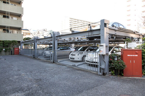 駐車場は、3段式機械駐車場で、多くの駐車スペースを確保。