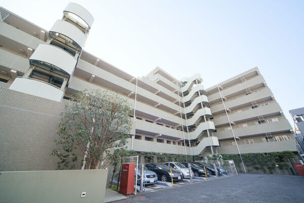 駐車場は敷地内にあり、気軽に車をご利用いただけます。