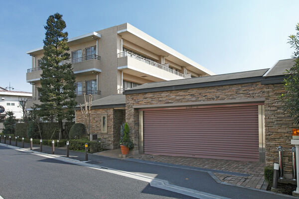 【パークハイム千歳烏山】リモコンオートゲート付の36台収容の駐車場を敷地内に設置。 【パークハイム千歳烏山】リモコンオートゲート付の36台収容の駐車場を敷地内に設置。