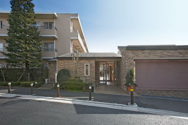 【パークハイム千歳烏山】住練をコの字に配した領内に踏み入ると、心地よい静寂に包まれます。 【パークハイム千歳烏山】住練をコの字に配した領内に踏み入ると、心地よい静寂に包まれます。