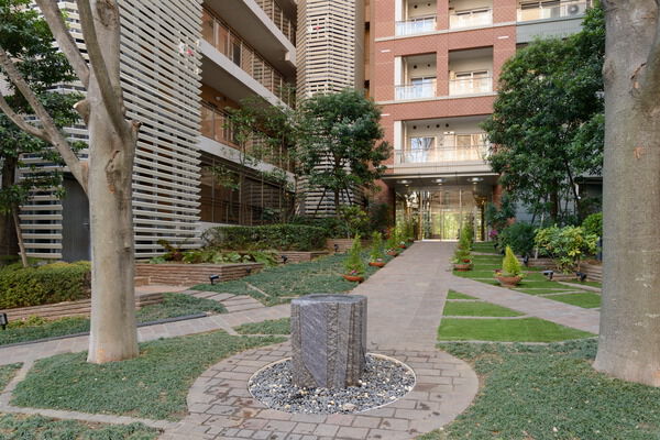 春はサクラ、夏はシャクナゲ、秋はイタヤカエデが、心を和やかにするアプローチ。 春はサクラ、夏はシャクナゲ、秋はイタヤカエデが、心を和やかにするアプローチ。