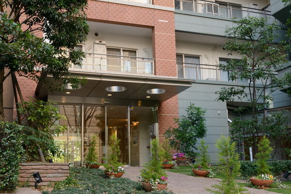 美しい木々や花に彩られたアプローチで自然に包まれる毎日。 美しい木々や花に彩られたアプローチで自然に包まれる毎日。