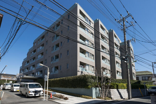 【笹塚パークホームズ】玉川上水の旧水路沿いにゆったりとプランされた建物。