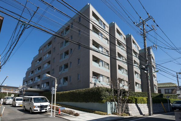 【笹塚パークホームズ】玉川上水の旧水路沿いにゆったりとプランされた建物。