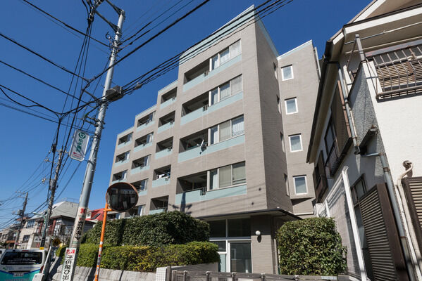 【笹塚パークホームズ】玉川上水旧水路に接する東面を中心に、開放的な空間を演出。