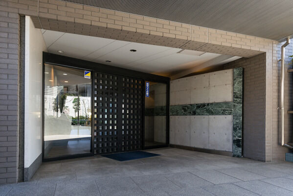 格子柄の扉を入ると開放的なエントランスロビーが現れる。