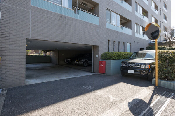 駐車場は平置式、機械式合わせて16台を設置。