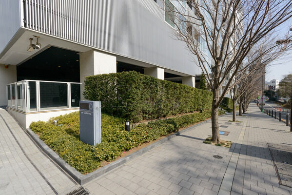 246台分の地下駐車場、330台分の駐輪場と、45台分のバイク置場を敷地内に設置。 246台分の地下駐車場、330台分の駐輪場と、45台分のバイク置場を敷地内に設置。