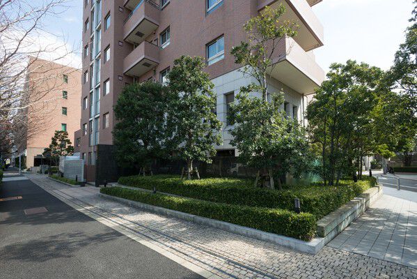 建物の周囲を巡る歩道は緑をぐるりと眺められ、街角にゆとりを与える。		 建物の周囲を巡る歩道は緑をぐるりと眺められ、街角にゆとりを与える。