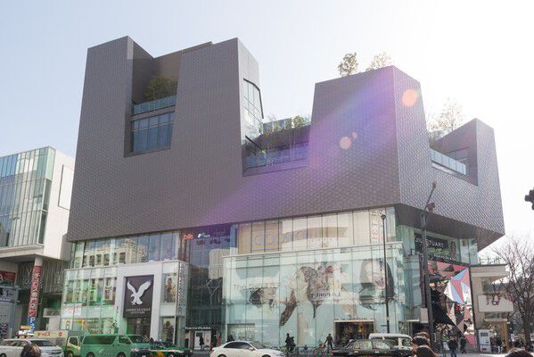 表参道沿いのショッピング施設「東急プラザ」まで約850m(徒歩11分)。		 表参道沿いのショッピング施設「東急プラザ」まで約850m(徒歩11分)。