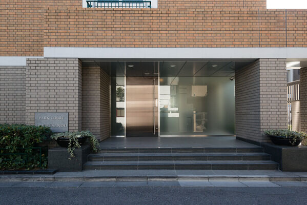 重厚ななかにも柔らかみのある空気を醸し出すデザイン。