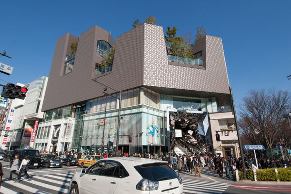 「東急プラザ表参道原宿店」は、約450m（徒歩6分）。