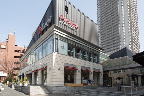 ファッションや雑貨などの買い物が楽しめる「代官山アドレス」は約80m（徒歩1分）。