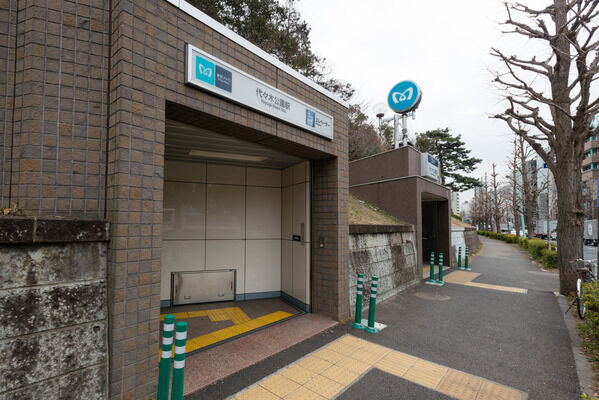 東京メトロ千代田線「代々木公園」駅は、徒歩5分。