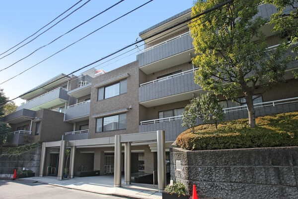 【シティコート広尾】明治通りから少しはずれた閑静な住宅街に佇む堂々としたフォルム。		