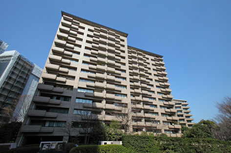 センターヒルH棟。淡いセピア色調のタイルが陽光を受けて穏やかに輝きます。 センターヒルH棟。淡いセピア色調のタイルが陽光を受けて穏やかに輝きます。