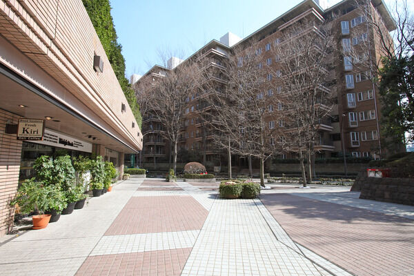 センターヒルG・H棟の下には生活の利便性を高めてくれるショッピングプラザが。