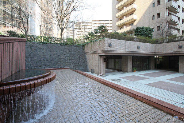 豊かな緑と水を湛えたサンクガーデン。ゆったりとした時間が流れます。