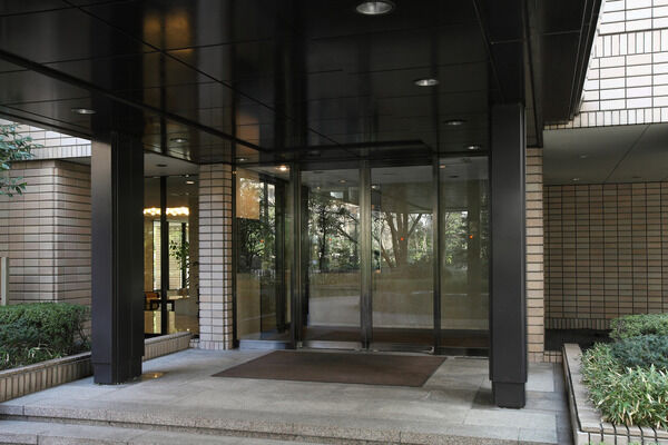 大理石が敷き詰められたG棟エントランス。ロビーからは庭園が臨めます。